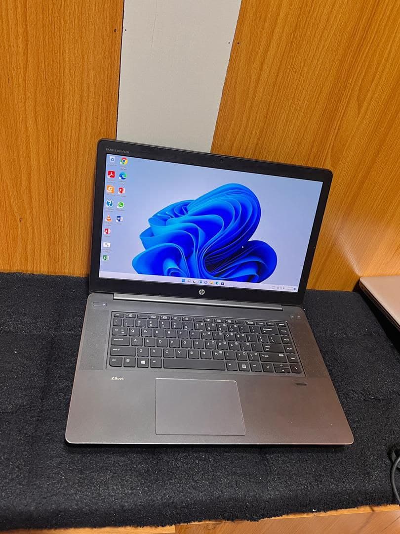 HP ZBOOK Studio G3 thumbnail 1