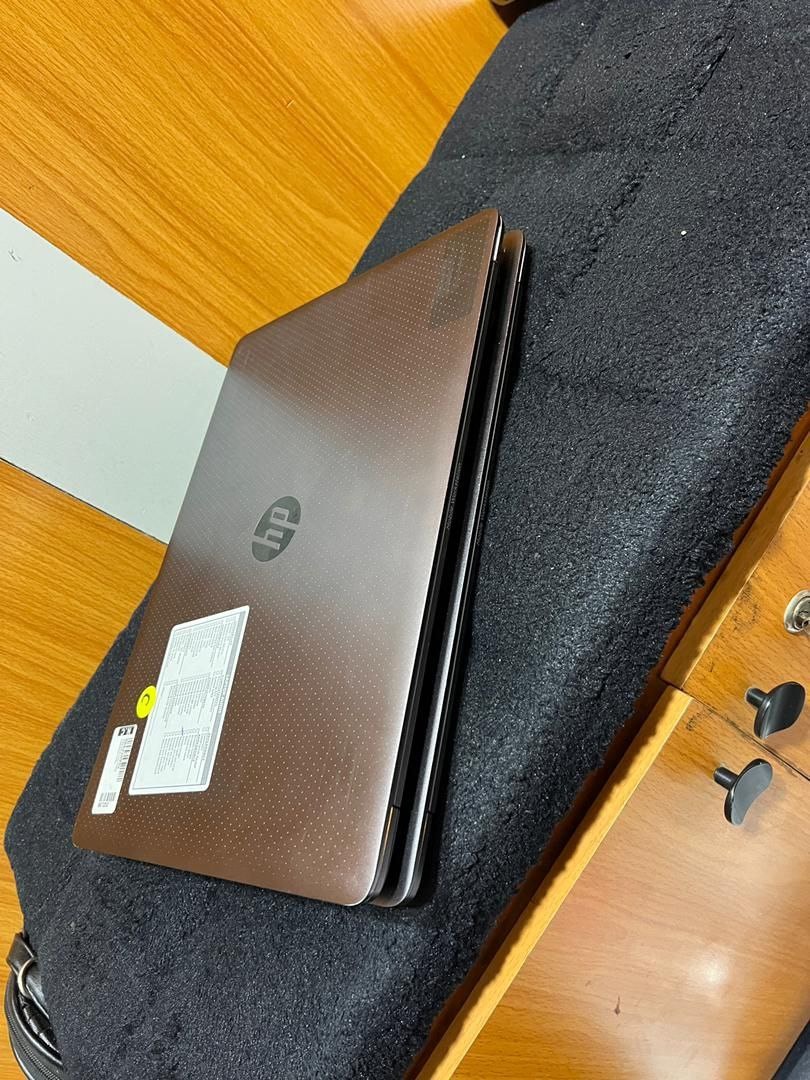 HP ZBOOK Studio G3 — photo 2