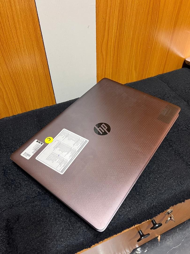 HP ZBOOK Studio G3 — photo 3